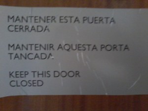 Ús incorrecte de l'infinitiu en un cartell que podrien haver enganxat millor