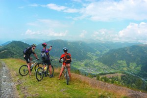 Aneu en bici, a la muntanya, viatgeu, llegiu un llibre a la platja; però no passeu l'estiu llegint blogs a casa [foto©: Bad Kleinkirchheim]
