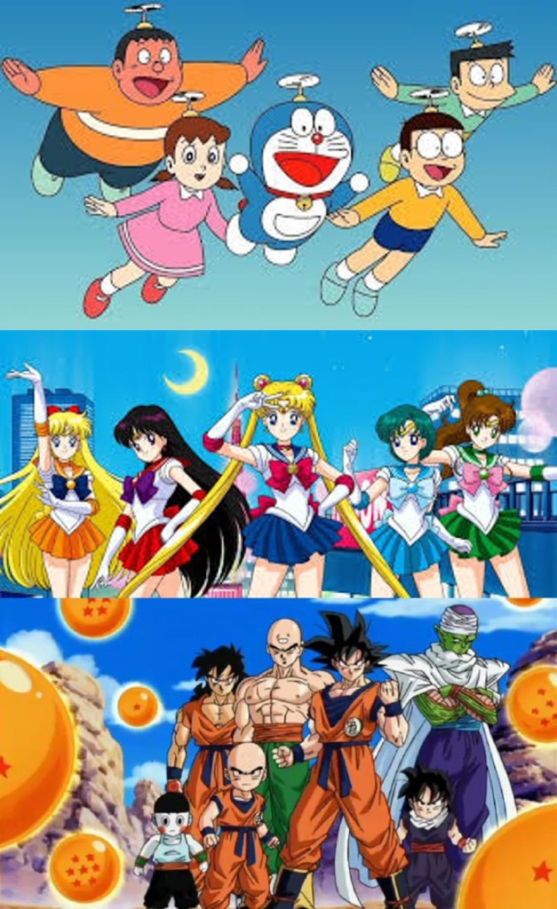 Imatge en tres seccions horitzontals. A dalt hi ha els personatges principals de Doraemon volant amb el casquet volador. Al mig, les marineres de Marinera Lluna. A sota, els personatges principals de Bola de drac.